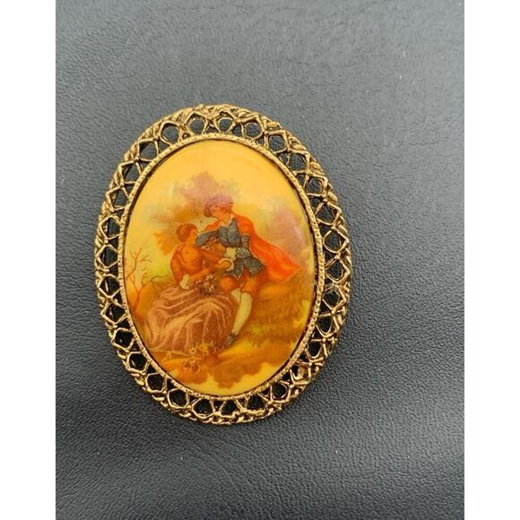 Vintage Ceramic Courting Couple In A Garden Gold Tone Oval Brooch - Picture 2 of 4